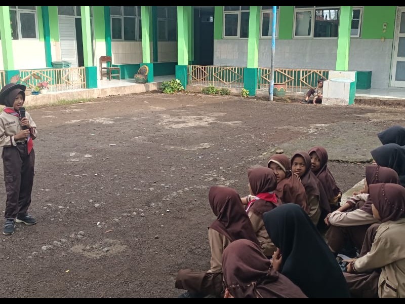 KEGIATAN LITERASI SISWA SISWI SD NEGERI 4 KAYUMAS