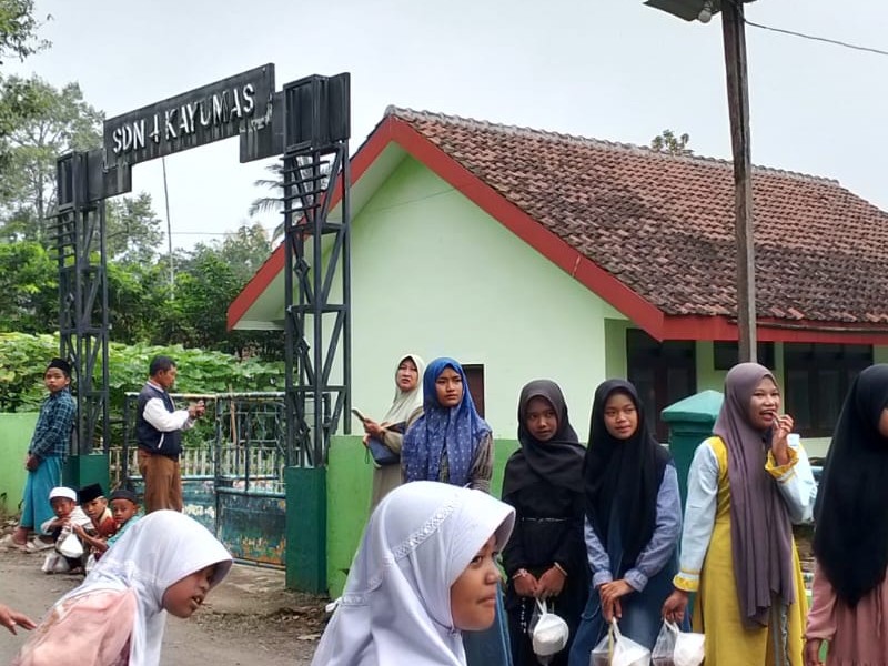 " BERBAGI TAKJIL, MENEBAR SENYUM DI BULAN SUCI "